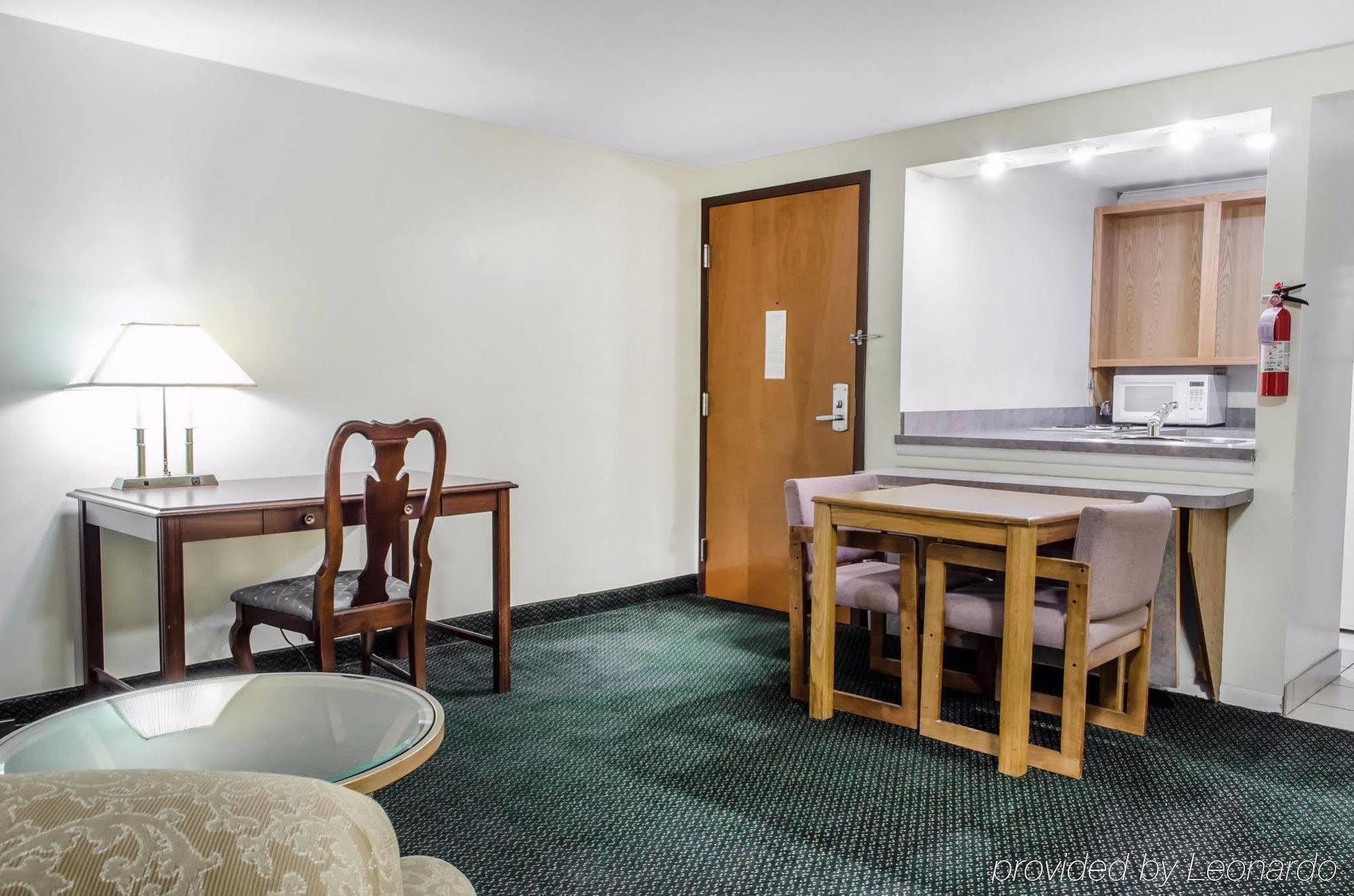 Econo Lodge Inn & Suites Denver Exterior photo