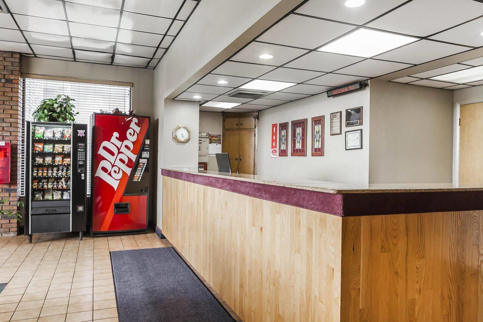 Econo Lodge Inn & Suites Denver Exterior photo